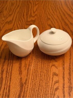 Wedgwood solar cream and sugar set